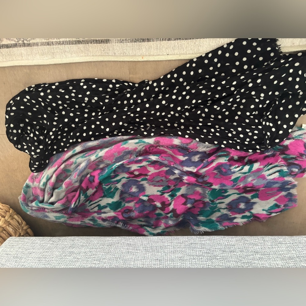 2 women’s scarves